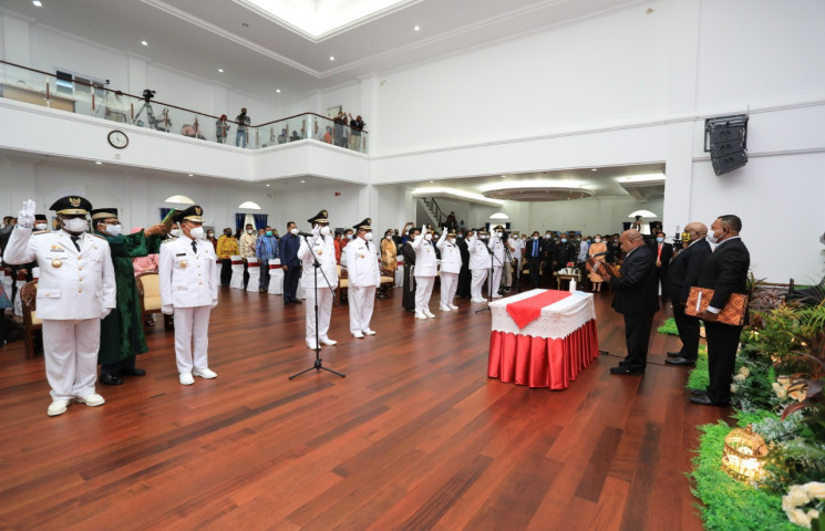 Gubernur Lantik Empat Pasang Kepala Daerah 